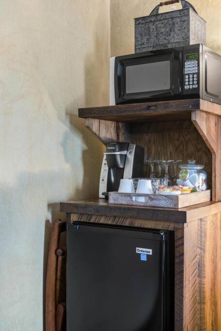 The Rustic - Main Street In Apartment